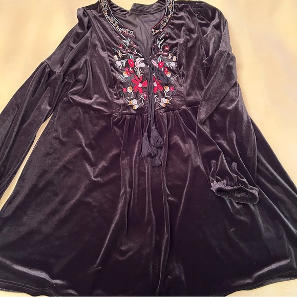 Tops - Embroidered Velvet Tunic Top Size L Black